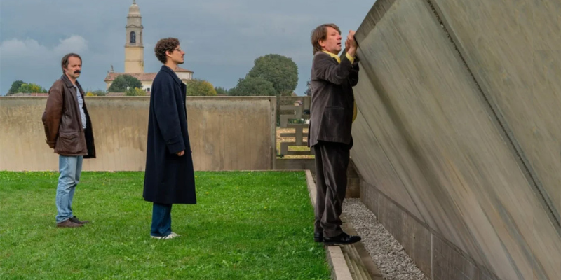 Immagine stampa del film le città di pianura. I 3 protagonisti sono alla tomba Brion